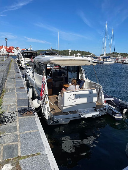 Jeanneau NC9 // Komfortabel og familievennlig turbåt til leie 23 of 29