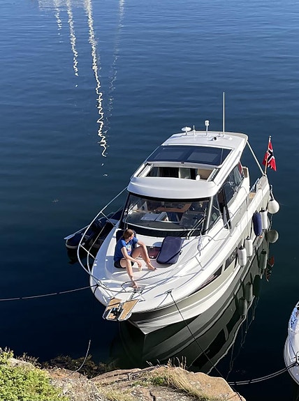 Jeanneau NC9 // Komfortabel og familievennlig turbåt til leie 19 of 29