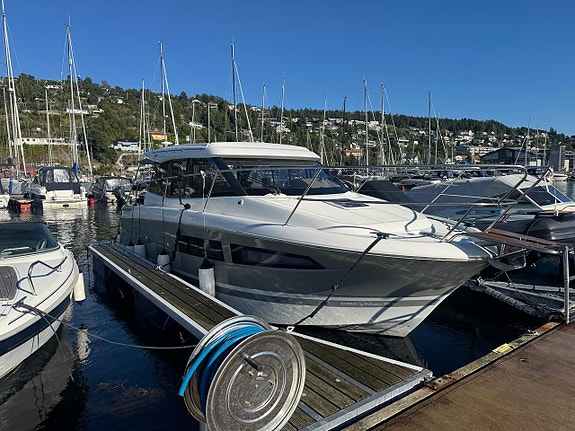 Jeanneau NC9 // Komfortabel og familievennlig turbåt til leie