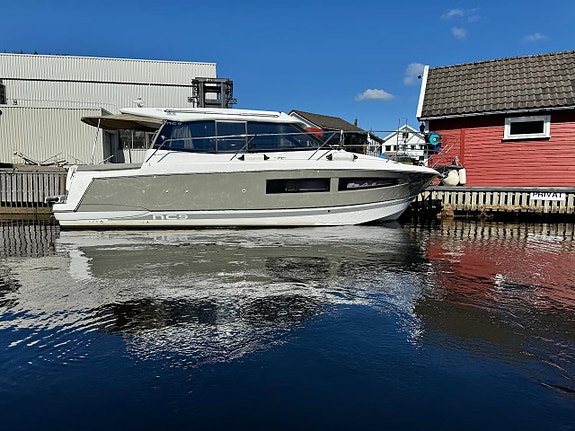 Jeanneau NC9 // Komfortabel og familievennlig turbåt til leie 5 of 29