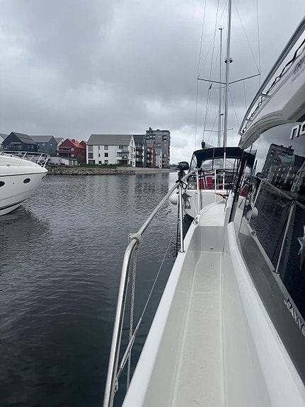 Jeanneau NC9 // Komfortabel og familievennlig turbåt til leie 2 of 29