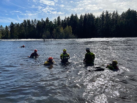 Fra elveredningskurs som alle våre hydrologer som arbeider i felt skal gjennomføre