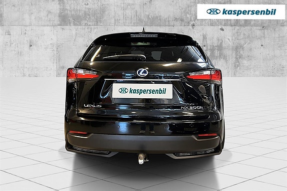 Lexus NX300h 4 of 5
