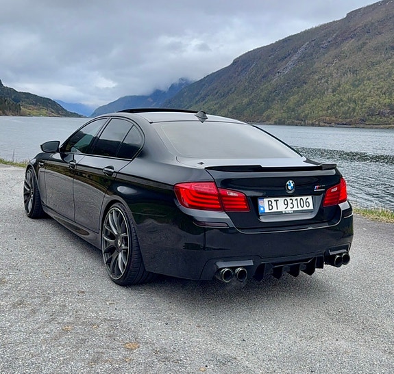 BMW M5 2 of 5
