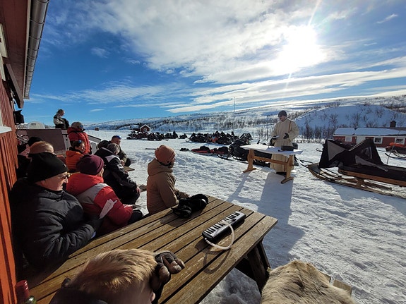 Daniel Phillip Brändle kom til Alta i 2015 og har jobbet som prest siden. Her avbildet under gudstjeneste på Jotka fjellstue i mars 2026. Foto: Robert Bårdsen