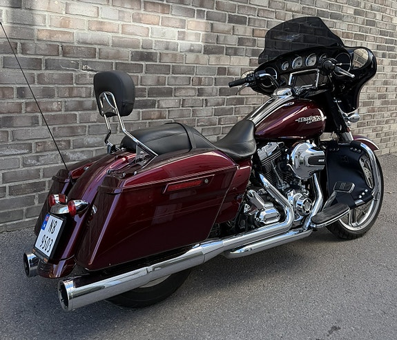 Harley-Davidson FLHXS Street Glide Special 2 of 5