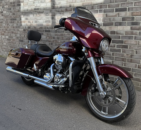 Harley-Davidson FLHXS Street Glide Special 3 of 5