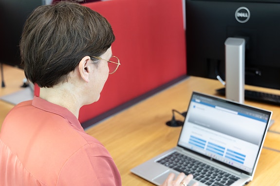 Kvinne foran PC