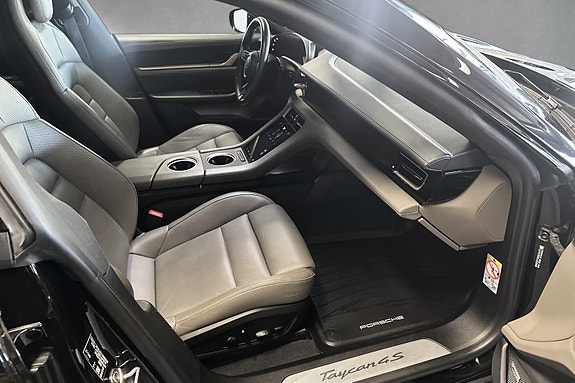 Porsche Taycan Cross Turismo 17 of 30