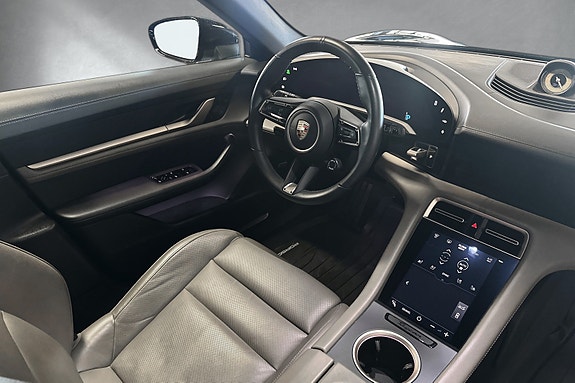 Porsche Taycan Cross Turismo 14 of 30
