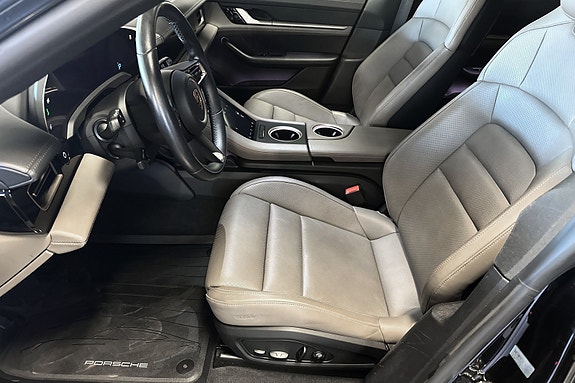 Porsche Taycan Cross Turismo 15 of 30