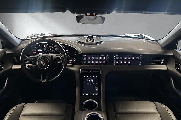 Porsche Taycan Cross Turismo 16 of 30
