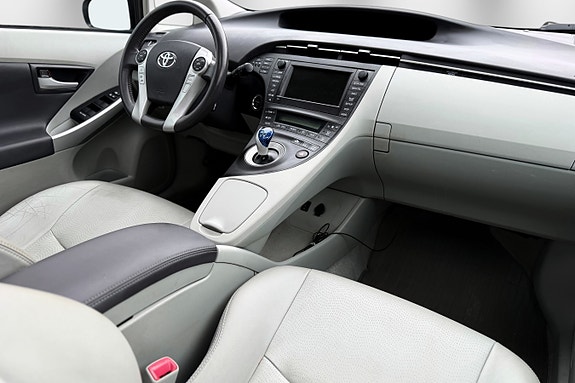 Toyota Prius 12 of 30