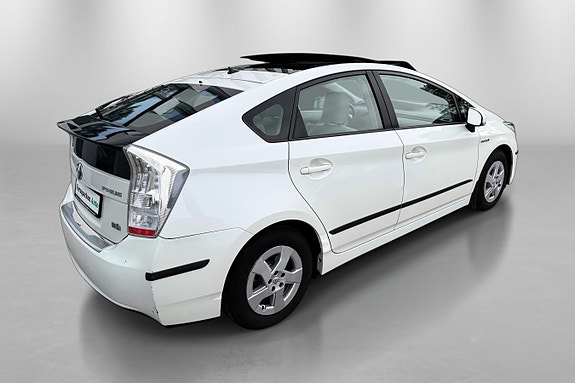 Toyota Prius 5 of 30