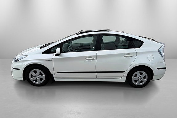 Toyota Prius 8 of 30