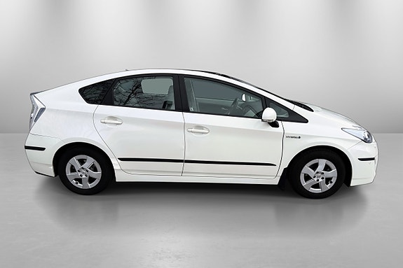 Toyota Prius 4 of 30