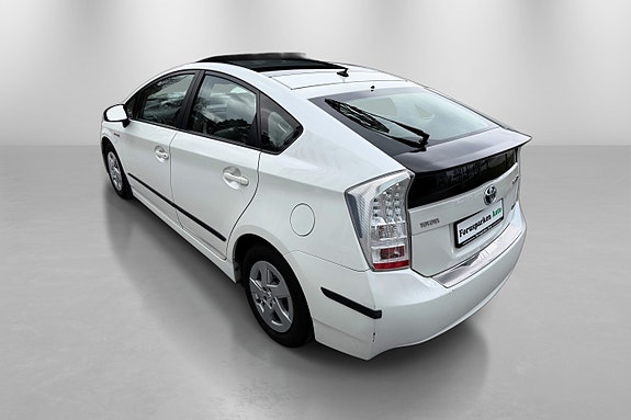 Toyota Prius 7 of 30