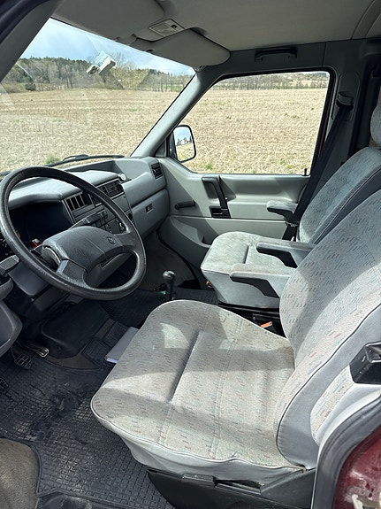 Volkswagen Caravelle 2 of 14
