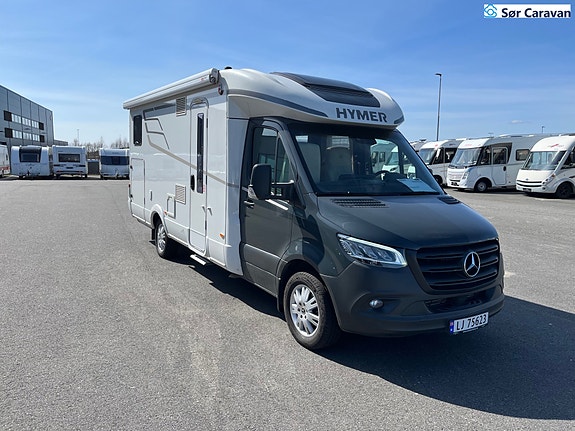Hymer B 680 MC. Hydrauliske støttebein