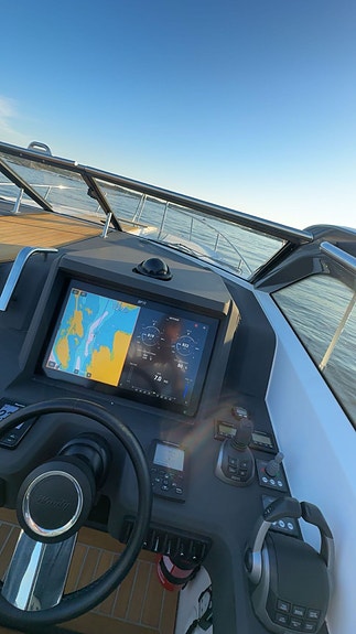 2022 Windy 37 Shamal 2xD440 med joystick og 22" Raymarine 11 of 23