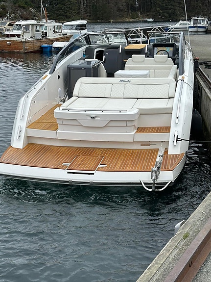 2022 Windy 37 Shamal 2xD440 med joystick og 22" Raymarine 8 of 23