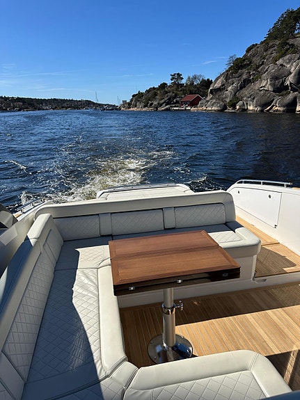 2022 Windy 37 Shamal 2xD440 med joystick og 22" Raymarine 9 of 23