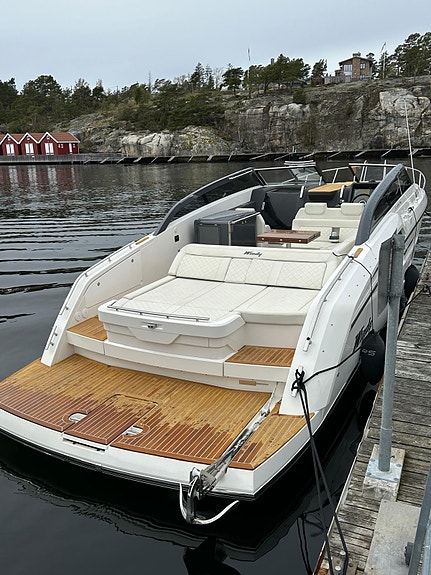 2022 Windy 37 Shamal 2xD440 med joystick og 22" Raymarine 7 of 23