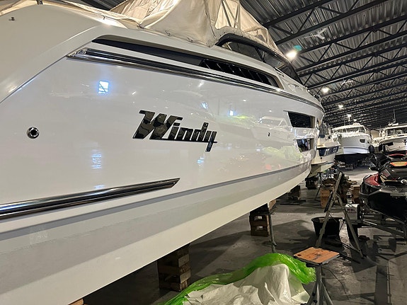 2022 Windy 37 Shamal 2xD440 med joystick og 22" Raymarine 14 of 23