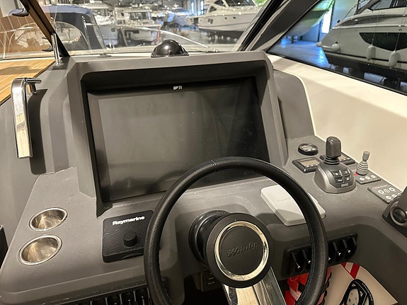 2022 Windy 37 Shamal 2xD440 med joystick og 22" Raymarine 15 of 23
