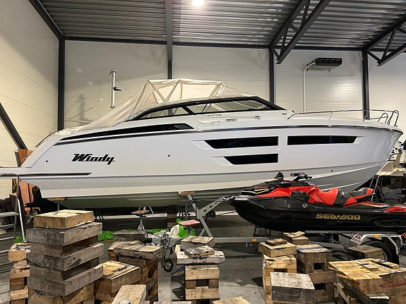 2022 Windy 37 Shamal 2xD440 med joystick og 22" Raymarine 12 of 23
