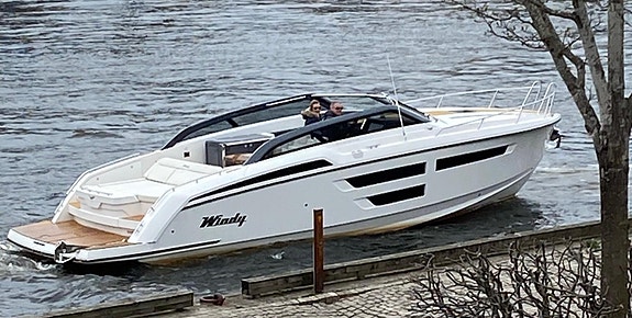 2022 Windy 37 Shamal 2xD440 med joystick og 22" Raymarine 4 of 23