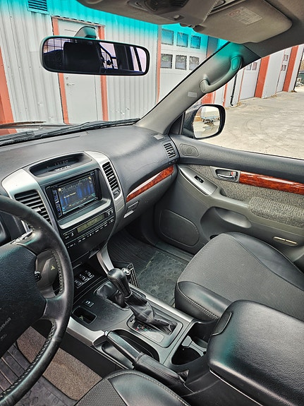 Toyota Land Cruiser 7 of 18