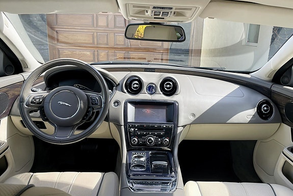 Jaguar XJ 20 of 30