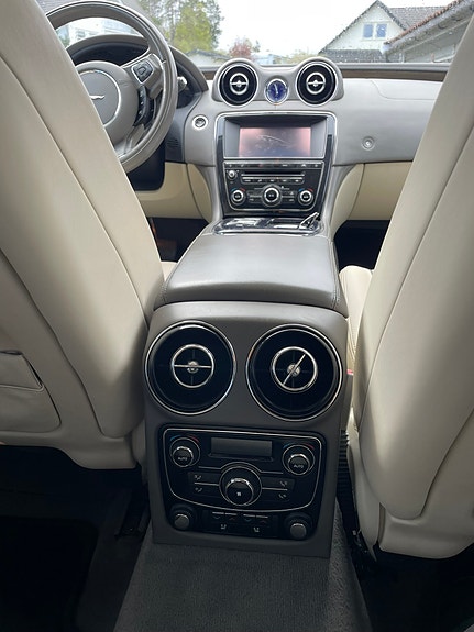 Jaguar XJ 24 of 30