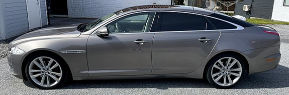 Jaguar XJ 9 of 30