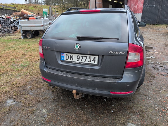 Skoda Octavia 2 of 5