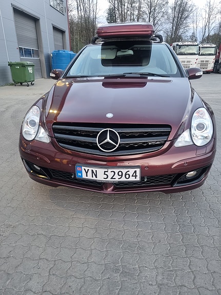 Mercedes-Benz R320 2 of 5