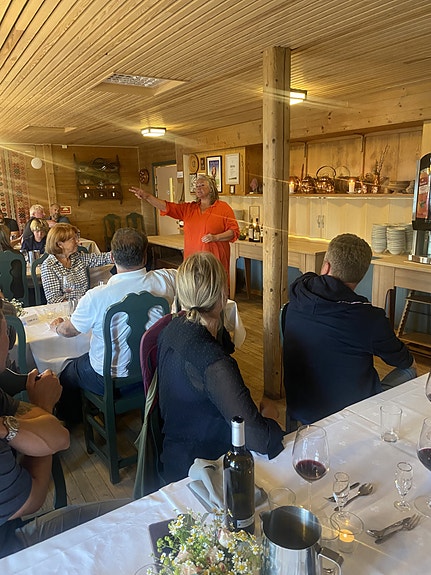 Vertinne og "Mor" Solbjørg forteller om kveldens meny i spisesalen