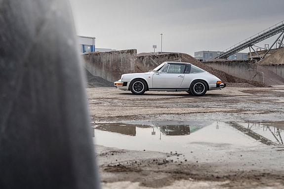 Porsche 911 2 of 5