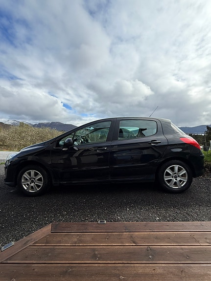 Peugeot 308 2 of 13