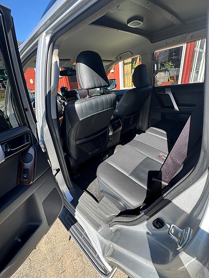 Toyota Land Cruiser 11 of 17