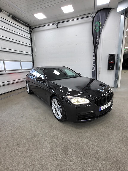 BMW 750d 4 of 5