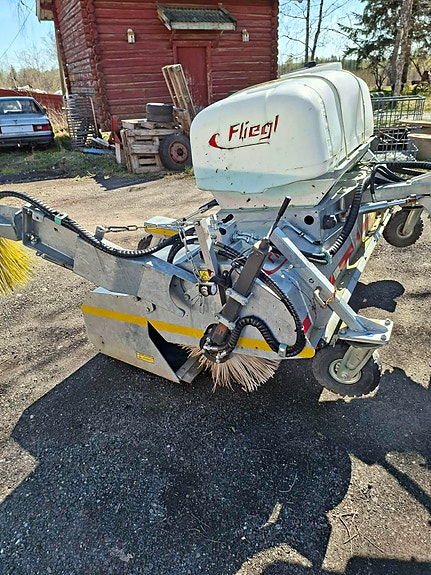 Fliegl børstemaskin med sidebørste til salgs 2 of 5