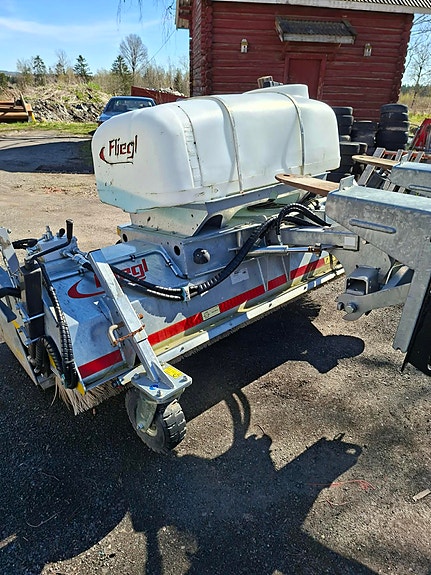Fliegl børstemaskin med sidebørste til salgs 4 of 5