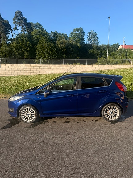 Ford Fiesta 2 of 5