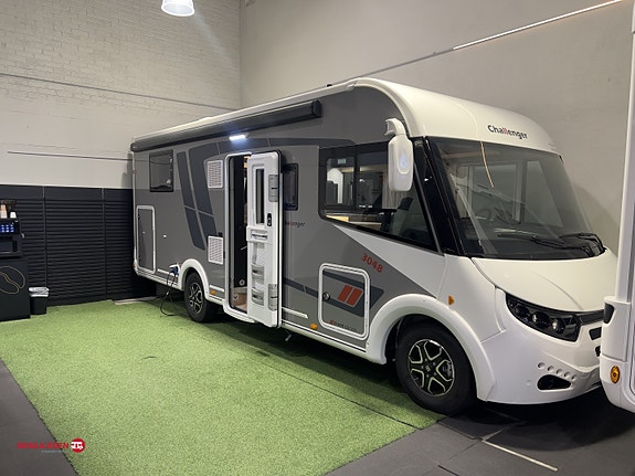 Challenger 3048 ETAPE EDITION 8 trinns automat 180 HK motor Queenbed