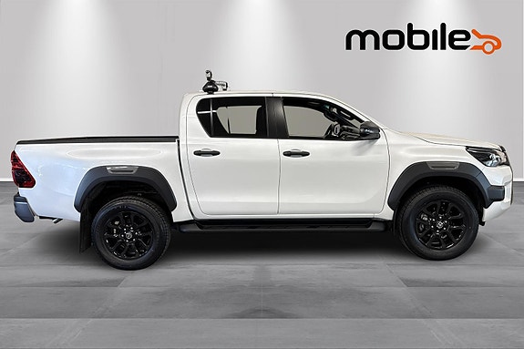 Toyota HiLux 2 of 5