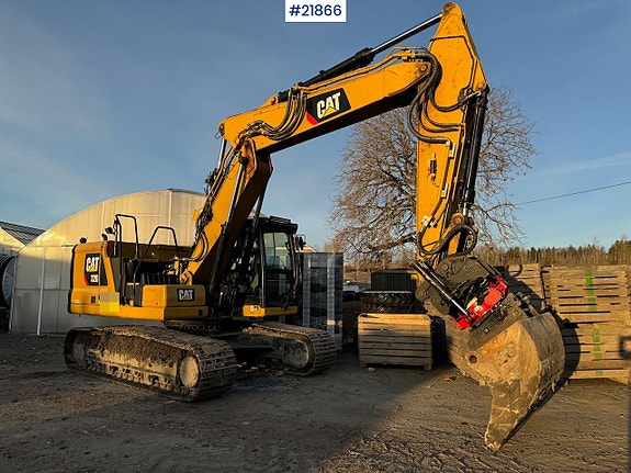 Caterpillar 320 Beltegraver m/ knekkbom, tilt, 2 skuffer og Oilquick.
