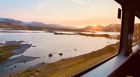 Bergensbanen er kåret til en av verdens vakreste togstrekninger og går rett forbi hotellet.