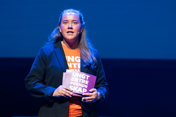 Vår lærling Nicoline Pettersen som konferansier under Regionmesterskapet for Studentbedrift 2025